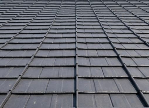 Metal shingle roofing with traditional coursing